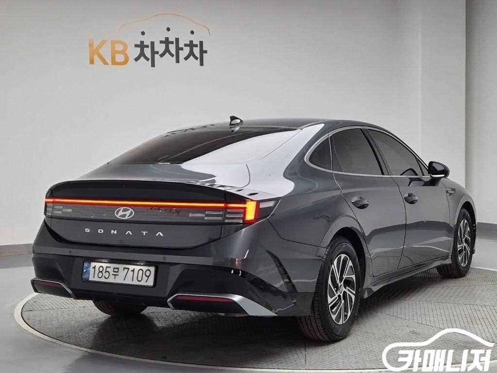 Hyundai Sonata Sonata The Edge Hybrid Premium thumbnail 3