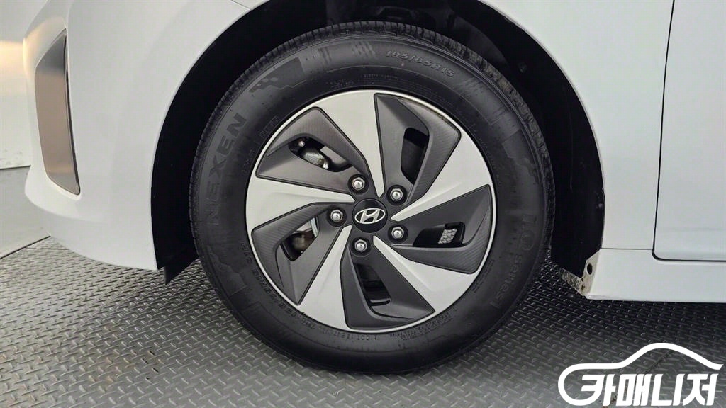 Hyundai Ioniq N thumbnail 5