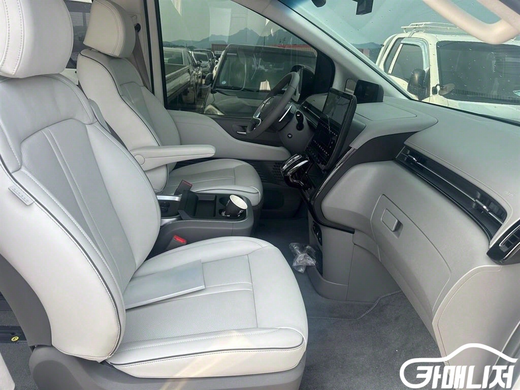 Hyundai Staria 4WD Diesel Lounge Limousine thumbnail 16