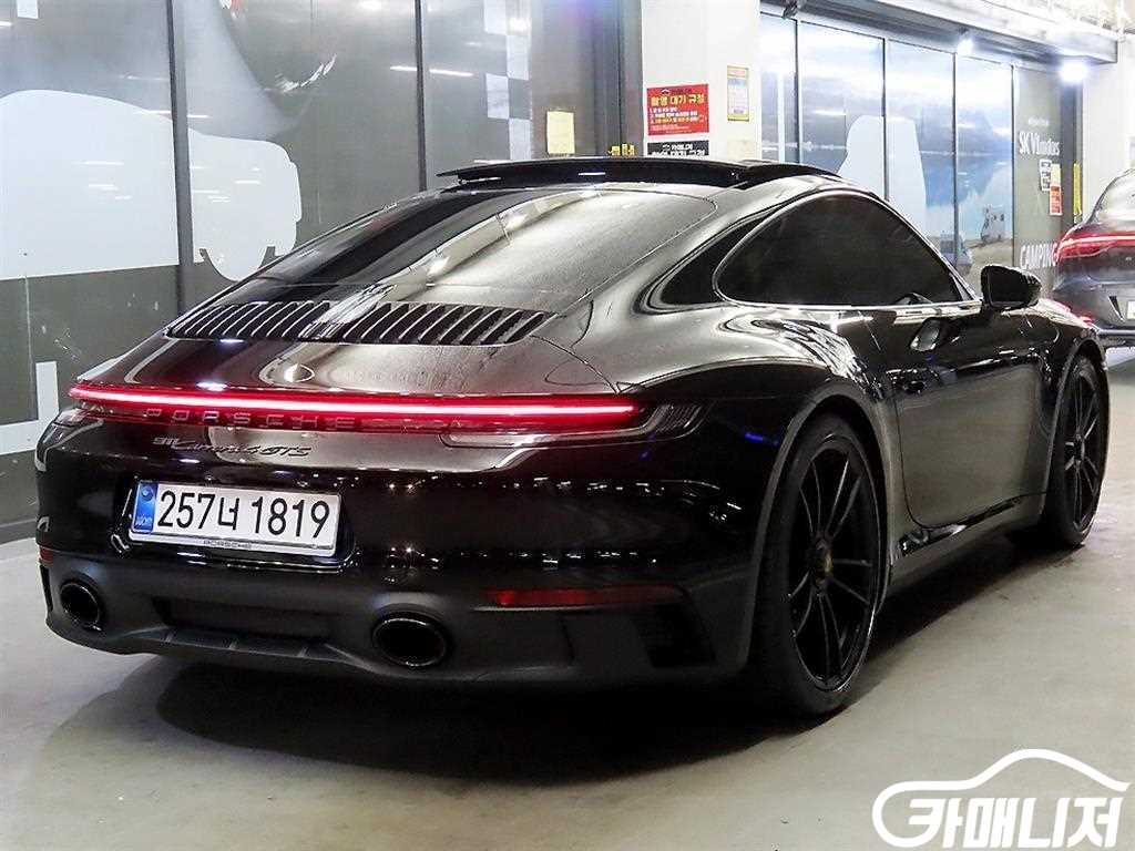 Porsche 911 Carrera 4 GTS thumbnail 4